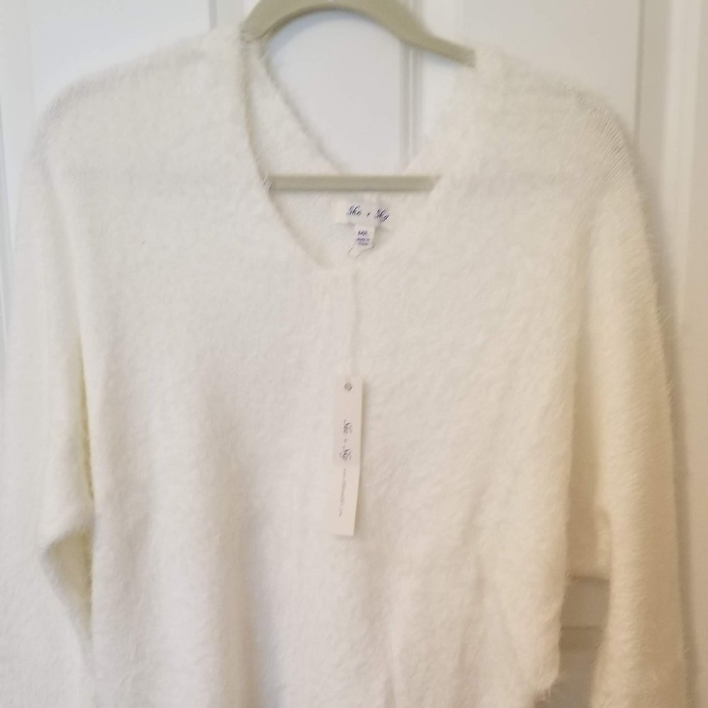 NWT Fuzzy V Neck Knit Sweater- White M/L